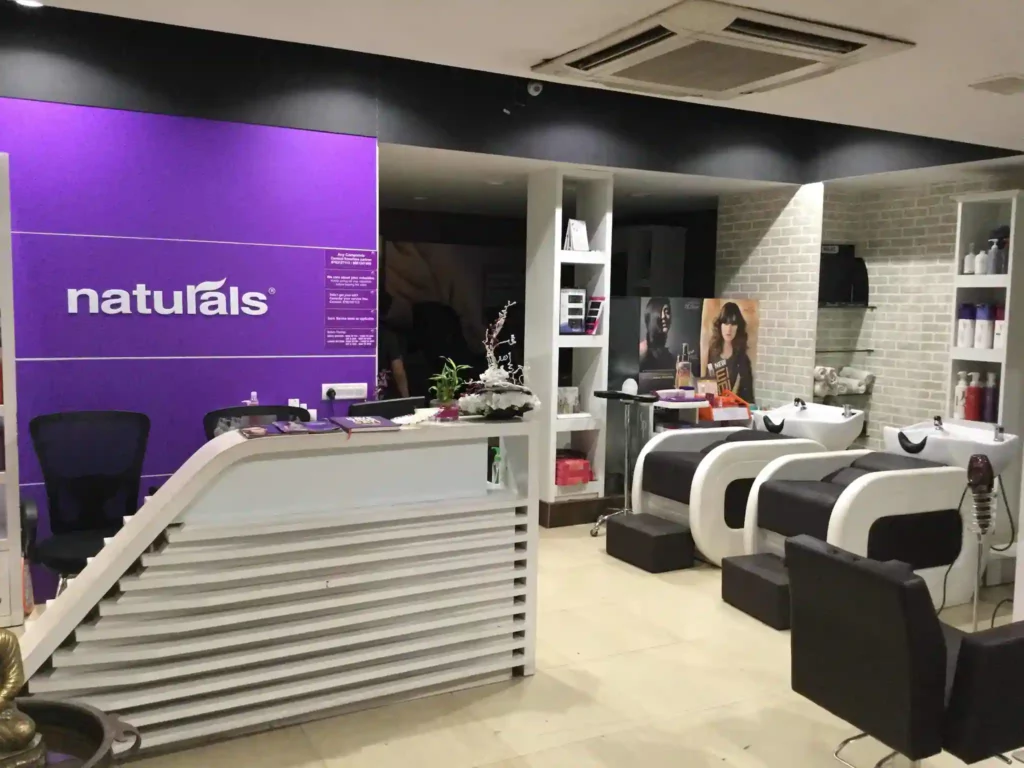 NATURALS – Saloon