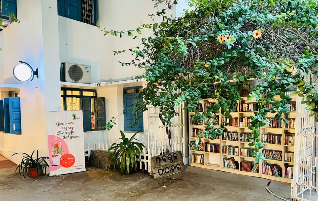 Book library of Café 16, Satya Nagar