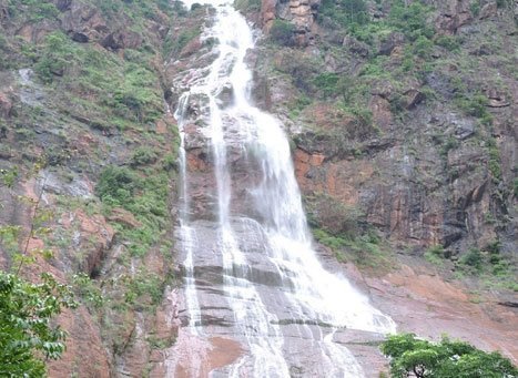 Khandadhar waterfall look like a sword.