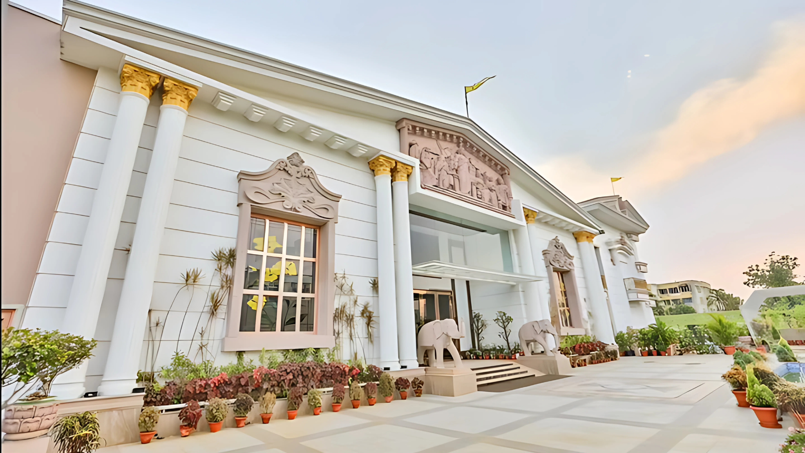 Hotel Crystal Crown - Top 10 Hotel & Resort in Bhubasneswar