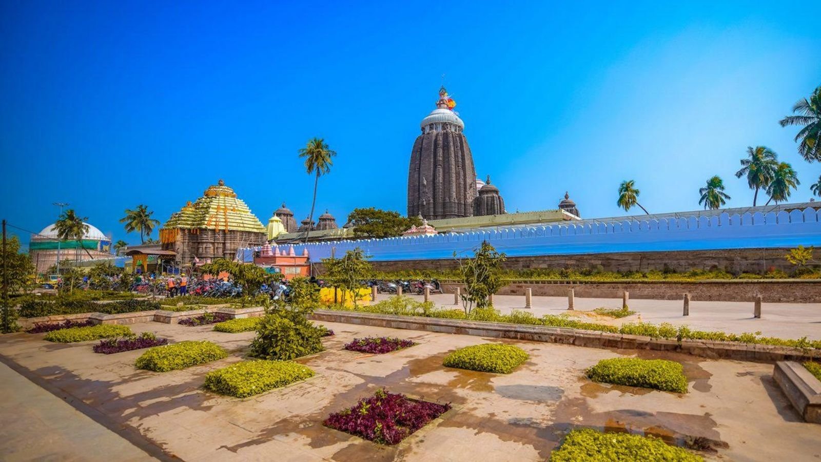 Puri (60 km) – Beaches, Jagannath Temple, local food