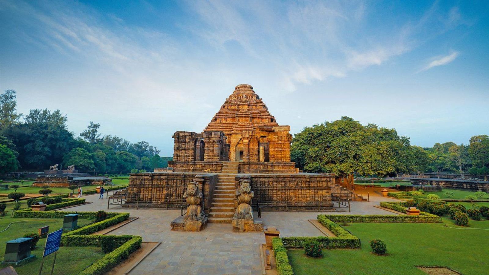 Konark (65 km) – Sun Temple, sea beach, heritage site