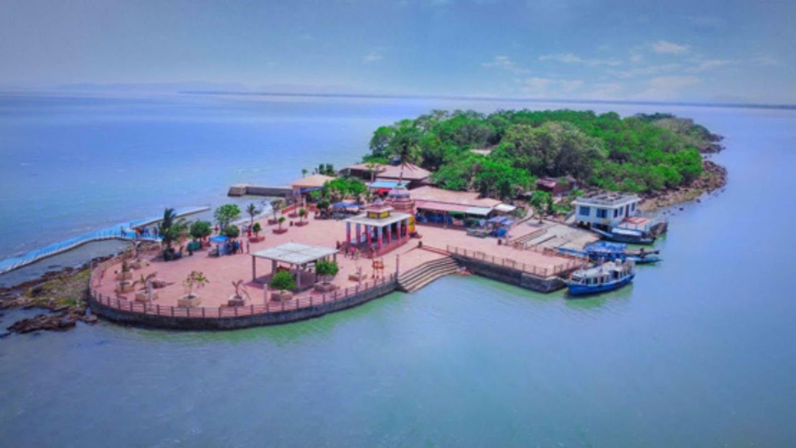 Chilika Lake (105 km) – Bird watching, boating, dolphins