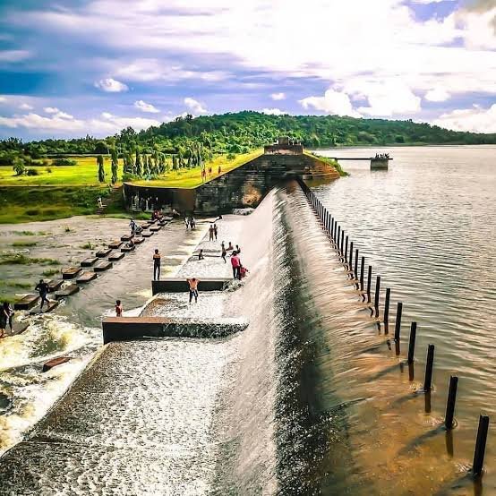 DERAS DAM IS A DAM LOCATED IN BHUBANESWAR N A PICNIC SPOT TOO